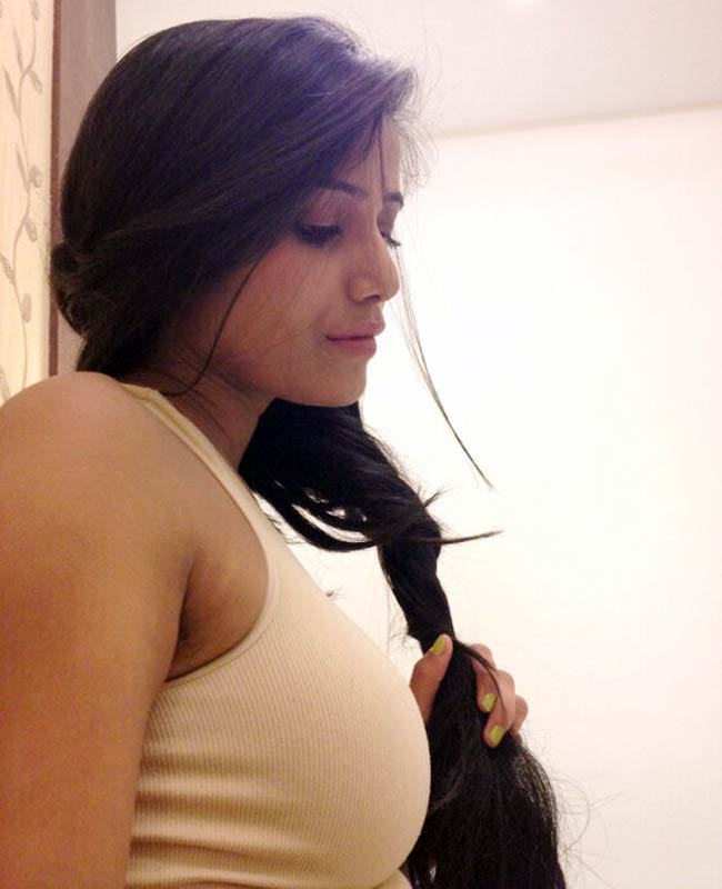 सुर्खियों में रहने को बेकरार पूनम पांडे | न्यूड पूनम