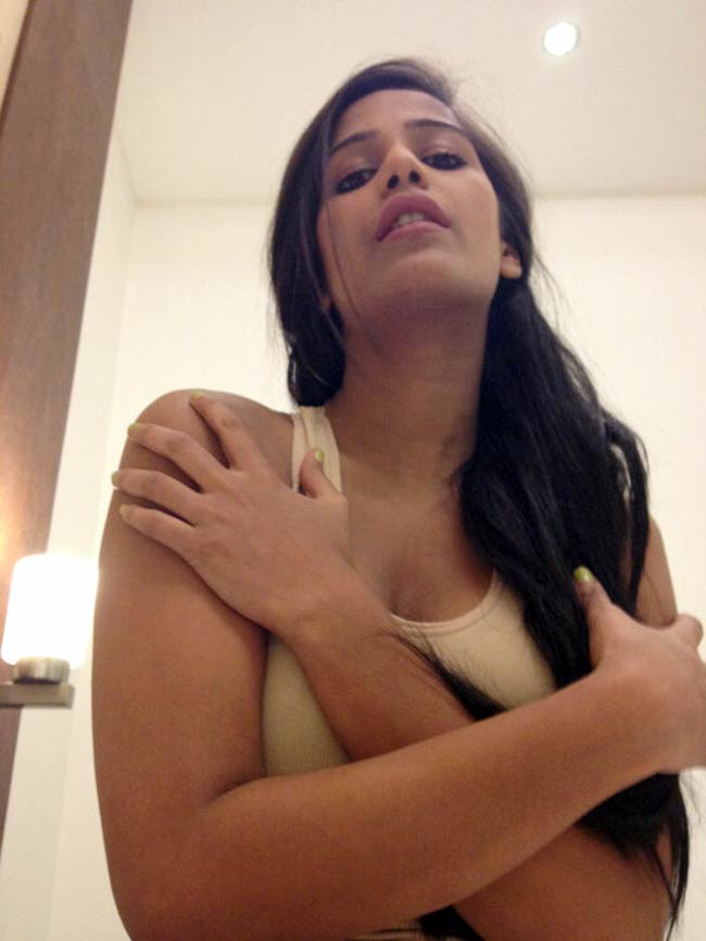 सुर्खियों में रहने को बेकरार पूनम पांडे | न्यूड पूनम