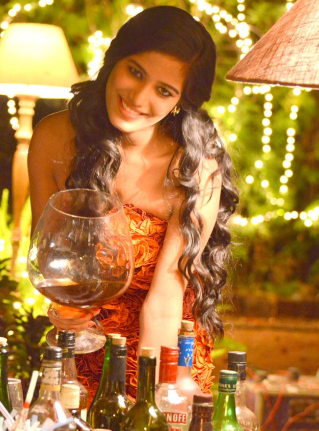 सुर्खियों में रहने को बेकरार पूनम पांडे | न्यूड पूनम