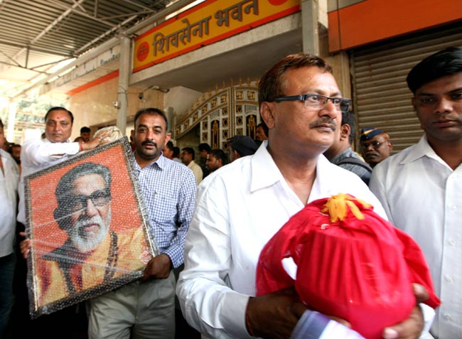 शिवसेना भवन में रखा गया ठाकरे का अस्थि कलश