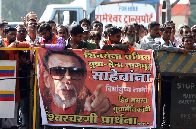 देखें कौन-कौन पहुंचा बाल ठाकरे से मिलने | तस्वीरों में ठाकरे