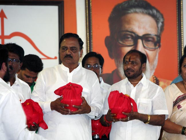 शिवसेना भवन में रखा गया ठाकरे का अस्थि कलश