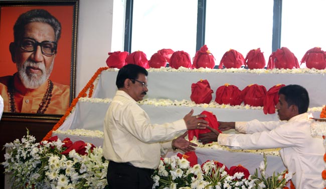 शिवसेना भवन में रखा गया ठाकरे का अस्थि कलश