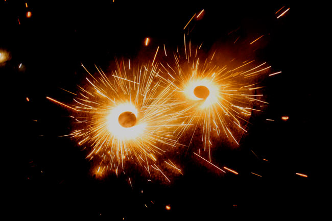 दिवाली के त्योहार पर रोशनी से जगमगाया देश