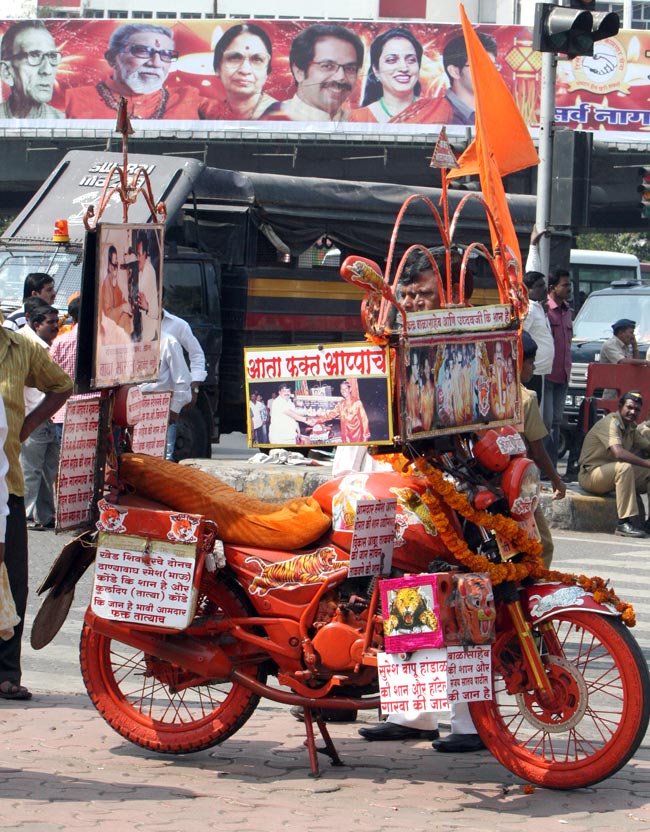 देखें कौन-कौन पहुंचा बाल ठाकरे से मिलने | तस्वीरों में ठाकरे