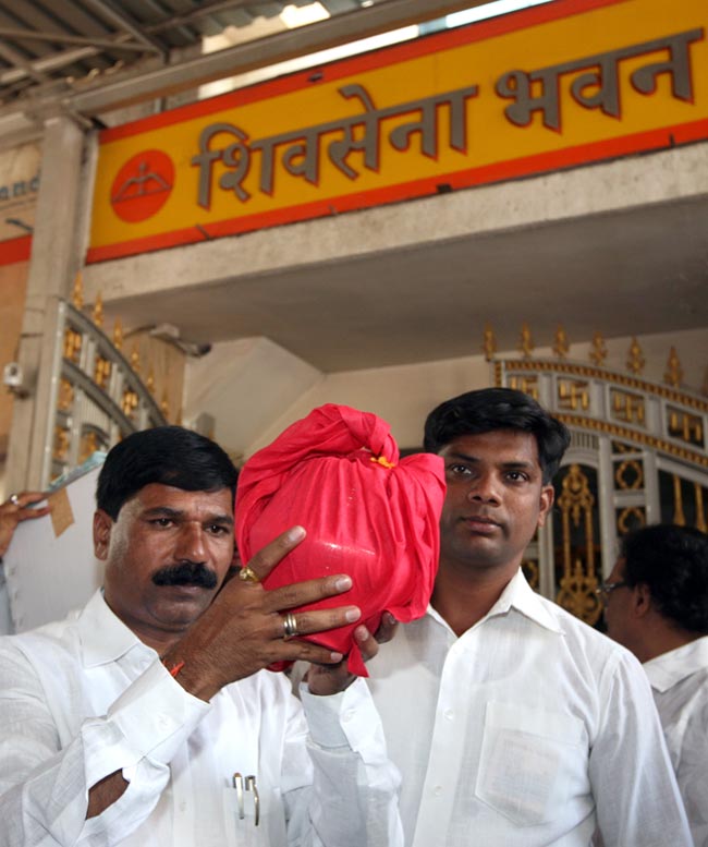 शिवसेना भवन में रखा गया ठाकरे का अस्थि कलश