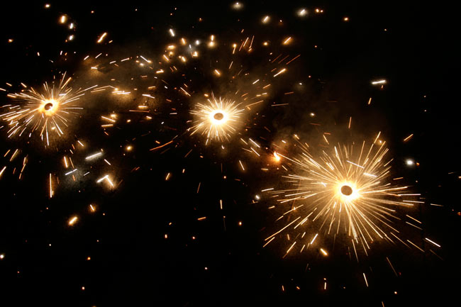 दिवाली के त्योहार पर रोशनी से जगमगाया देश