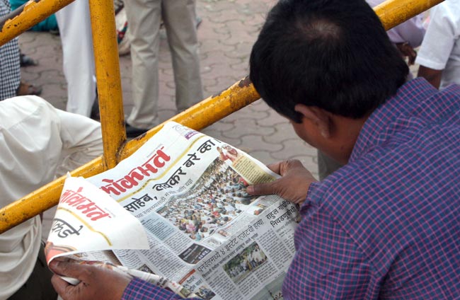 देखें कौन-कौन पहुंचा बाल ठाकरे से मिलने | तस्वीरों में ठाकरे