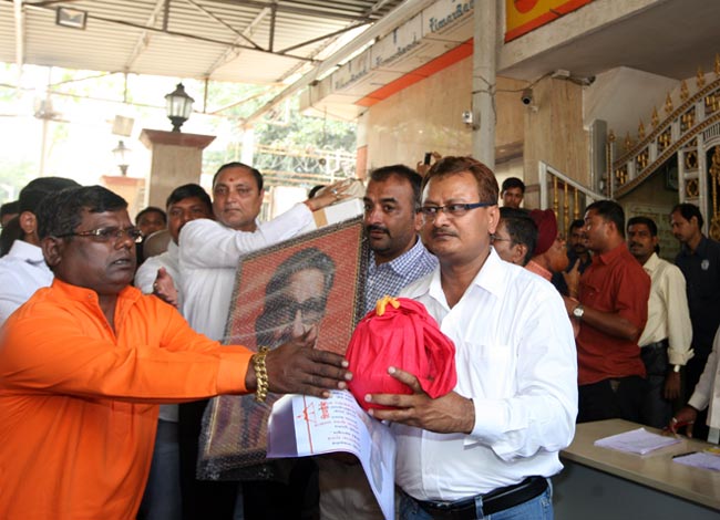 शिवसेना भवन में रखा गया ठाकरे का अस्थि कलश