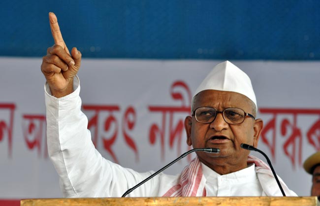 भ्रष्‍टाचार के खिलाफ अलख जगाने असम पहुंचे अन्‍ना | दिल में अन्ना