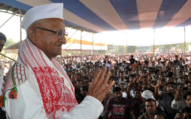 भ्रष्‍टाचार के खिलाफ अलख जगाने असम पहुंचे अन्‍ना | दिल में अन्ना