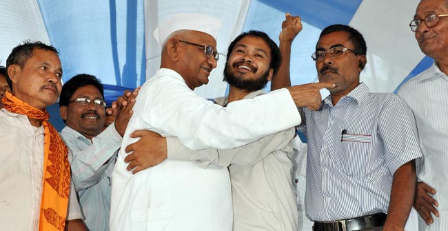 भ्रष्‍टाचार के खिलाफ अलख जगाने असम पहुंचे अन्‍ना | दिल में अन्ना