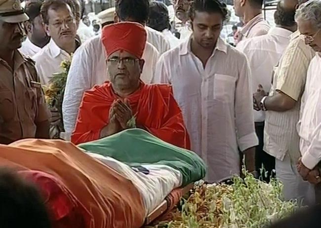 पंचतत्व में विलीन हुए बालासाहेब ठाकरे  | अंतिम यात्रा