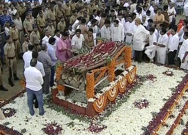 पंचतत्व में विलीन हुए बालासाहेब ठाकरे  | अंतिम यात्रा