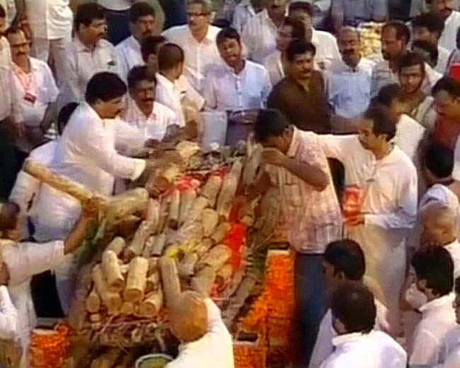 पंचतत्व में विलीन हुए बालासाहेब ठाकरे  | अंतिम यात्रा