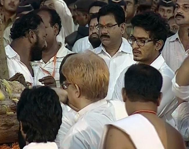 पंचतत्व में विलीन हुए बालासाहेब ठाकरे  | अंतिम यात्रा