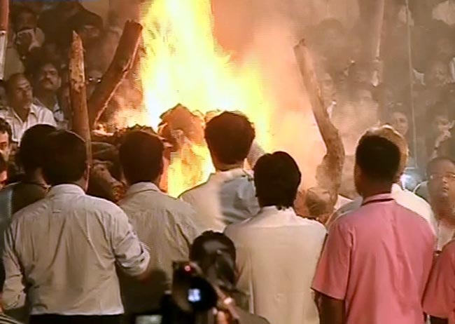 पंचतत्व में विलीन हुए बालासाहेब ठाकरे  | अंतिम यात्रा