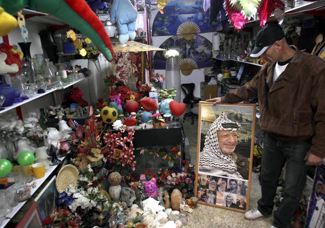 यासिर अराफात का शव कब्र से निकाला गया