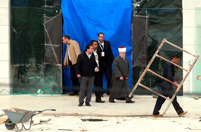 यासिर अराफात का शव कब्र से निकाला गया