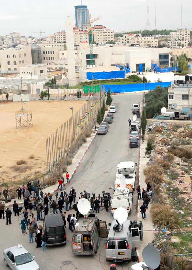 यासिर अराफात का शव कब्र से निकाला गया