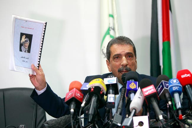 यासिर अराफात का शव कब्र से निकाला गया