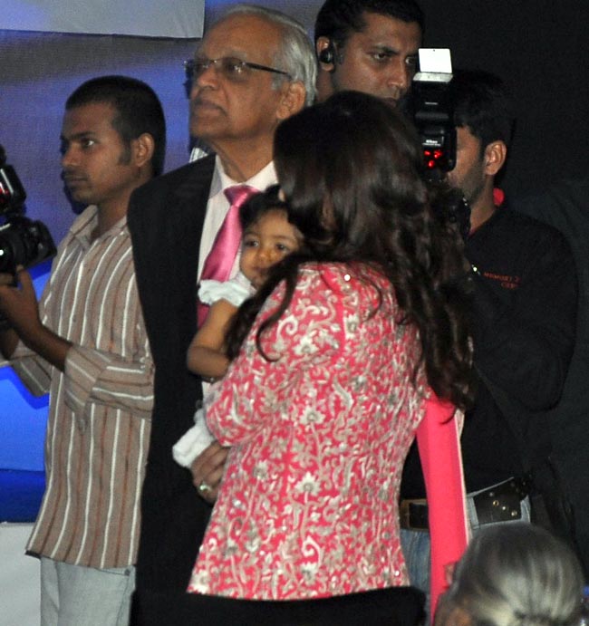 समारोह में बेटी आराध्‍या संग ऐश्‍वर्या... | अनदेखी ऐश्‍वर्या