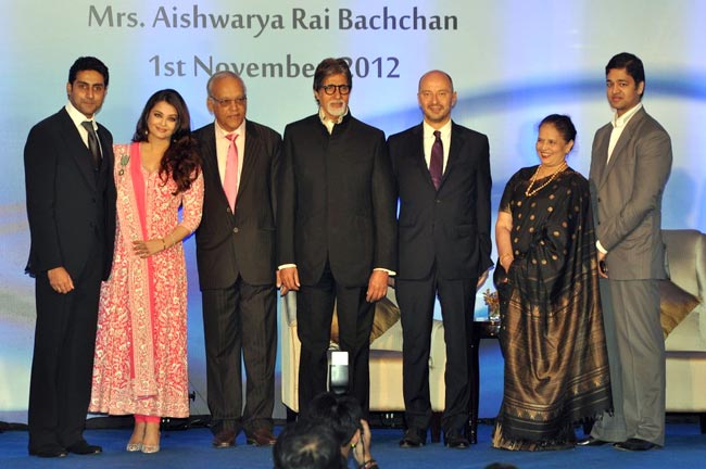 समारोह में बेटी आराध्‍या संग ऐश्‍वर्या... | अनदेखी ऐश्‍वर्या