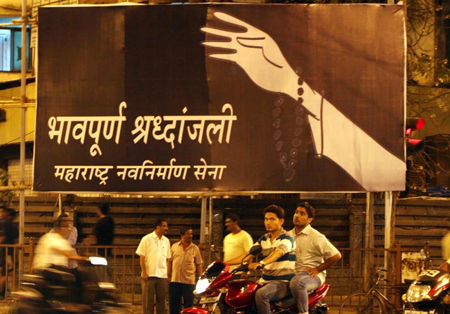 मुंबई दे रही है बाल ठाकरे को श्रद्धांजलि | हिंदू हृदय सम्राट