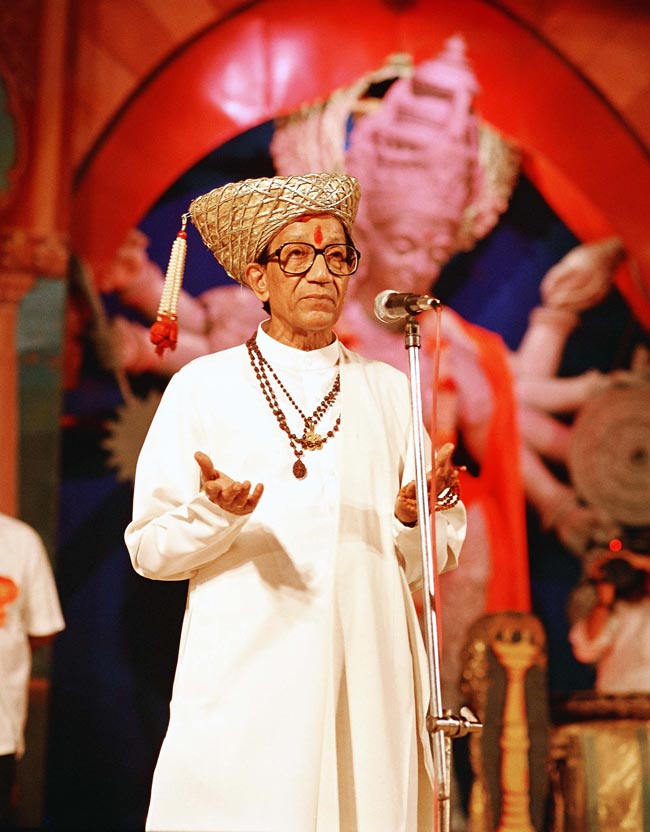 बाल ठाकरे को उनकी पहली पुण्‍य तिथि पर श्रद्धांजलि