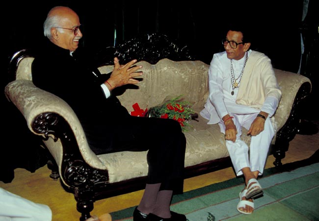 बाल ठाकरे को उनकी पहली पुण्‍य तिथि पर श्रद्धांजलि