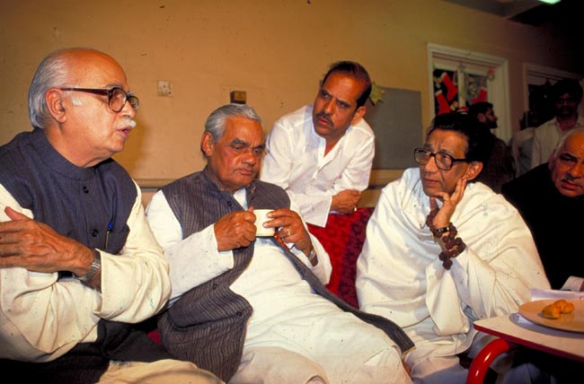 बाल ठाकरे को उनकी पहली पुण्‍य तिथि पर श्रद्धांजलि