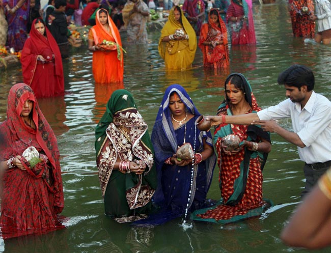 देशभर में छठ पूजा की धूम | छठ पूजा पर हादसा