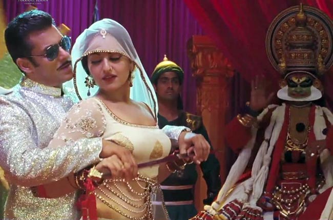 तस्वीरों में 'दबंग 2' की कहानी | सोनाक्षी की अनदेखी तस्वीरें