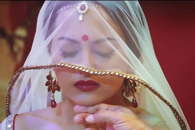 तस्वीरों में 'दबंग 2' की कहानी | सोनाक्षी की अनदेखी तस्वीरें