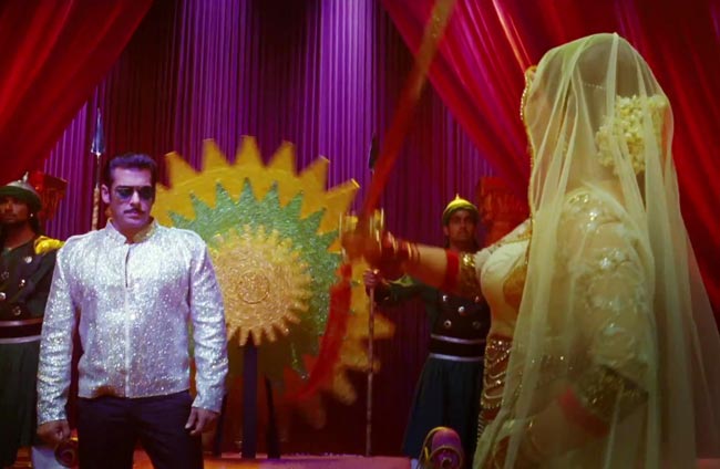 तस्वीरों में 'दबंग 2' की कहानी | सोनाक्षी की अनदेखी तस्वीरें