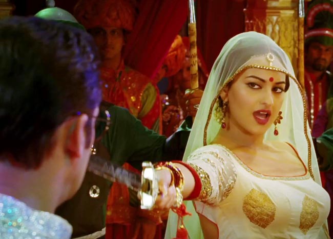 तस्वीरों में 'दबंग 2' की कहानी | सोनाक्षी की अनदेखी तस्वीरें