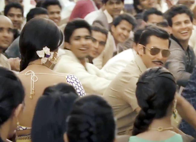 तस्वीरों में 'दबंग 2' की कहानी | सोनाक्षी की अनदेखी तस्वीरें