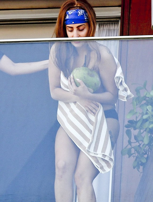 रियो डी जेनेरो में टॉपलेस दिखी लेडी गागा | न्यूड से परहेज नहीं