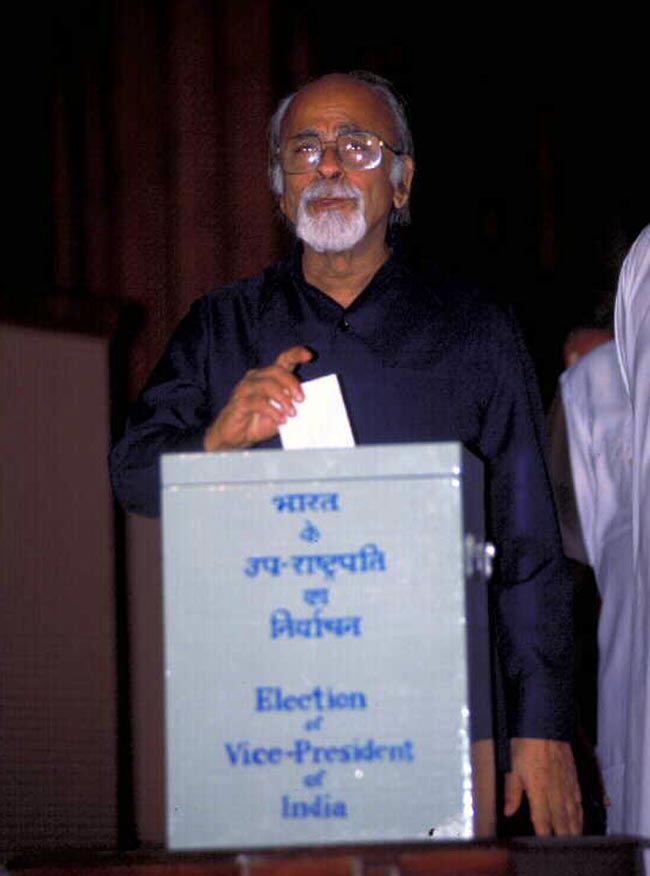 तस्‍वीरों में इंद्र कुमार गुजराल का व्‍यक्तित्‍व...