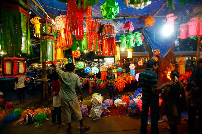 देश भर में धनतेरस और दीवाली की धूम