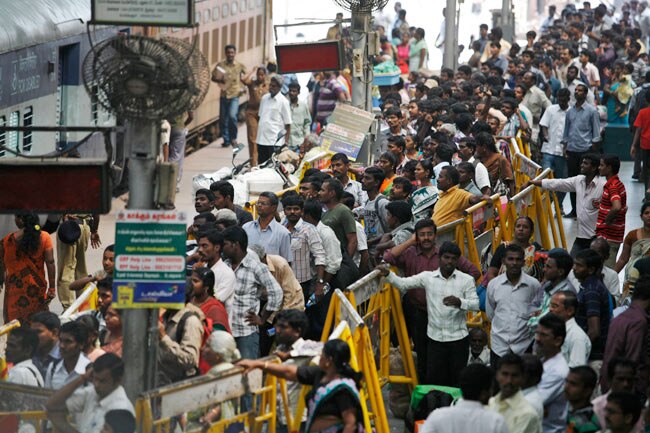 देश भर में धनतेरस और दीवाली की धूम