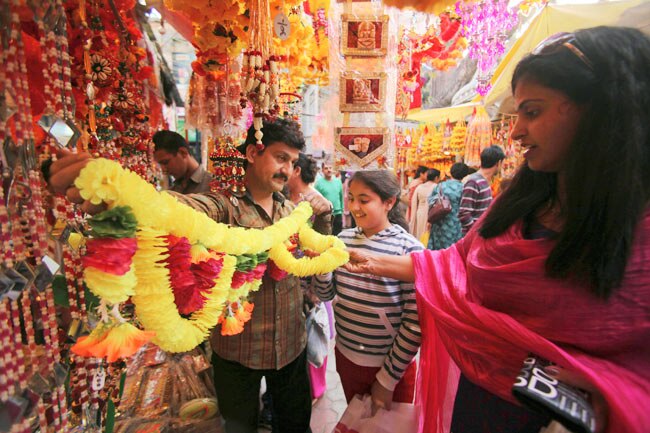 देश भर में धनतेरस और दीवाली की धूम