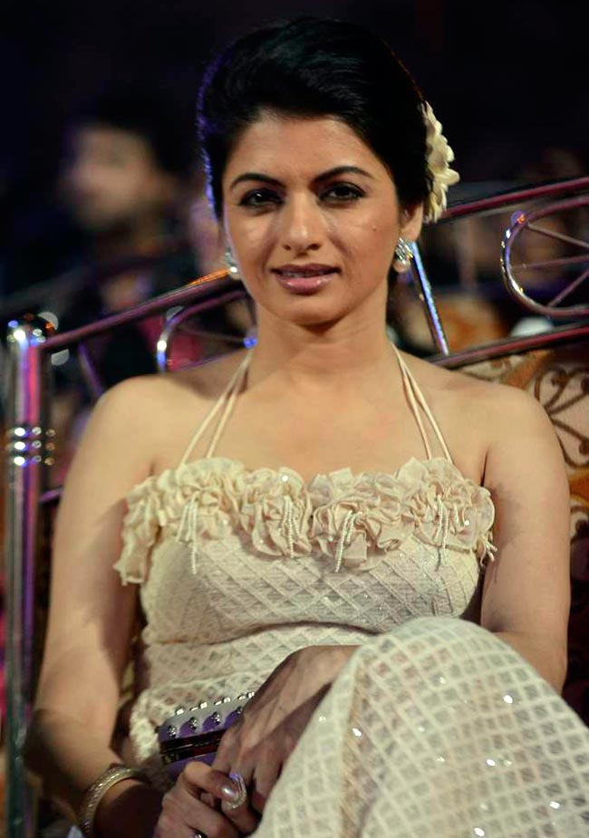 सितारों से गुलजार हुआ ITA अवॉर्ड | बोल्‍ड होती बालाएं