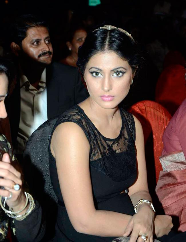 सितारों से गुलजार हुआ ITA अवॉर्ड | बोल्‍ड होती बालाएं