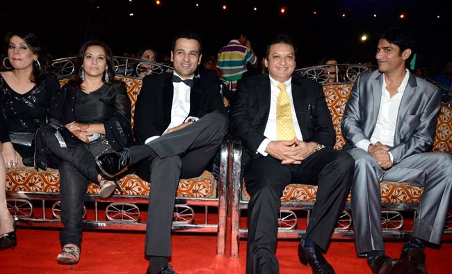 सितारों से गुलजार हुआ ITA अवॉर्ड | बोल्‍ड होती बालाएं