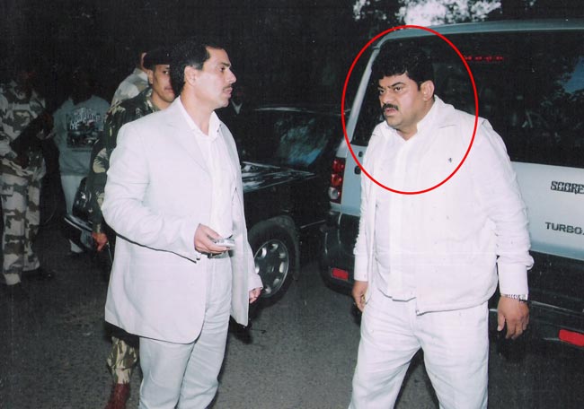 अरविंद केजरीवाल पर चला कांग्रेसी जूता!