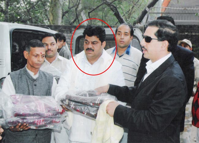 अरविंद केजरीवाल पर चला कांग्रेसी जूता!