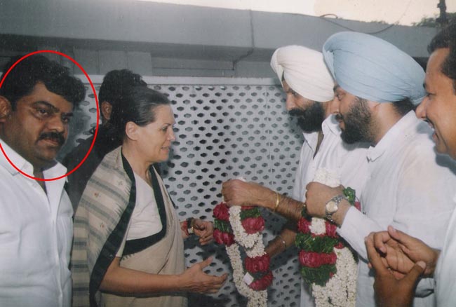 अरविंद केजरीवाल पर चला कांग्रेसी जूता!