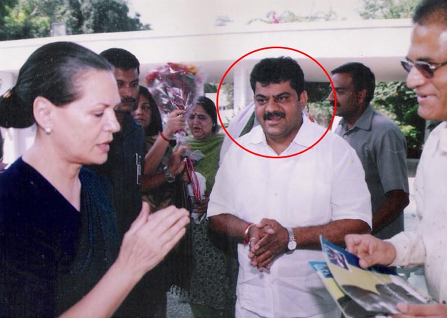 अरविंद केजरीवाल पर चला कांग्रेसी जूता!