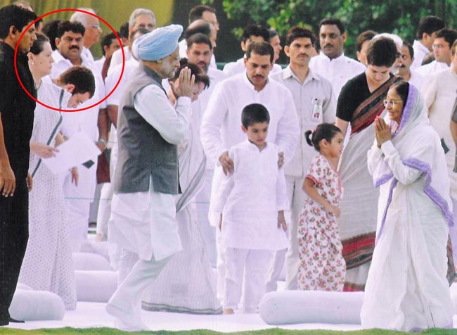 अरविंद केजरीवाल पर चला कांग्रेसी जूता!